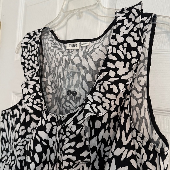 Women's Black and White Patterned Top - Picture 3 of 4